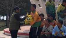 Raja Mustakim menyerahkan bantuan sembako ke salah satu petugas kebersihan. Foto: INIKEPRI.COM