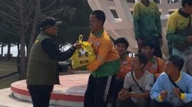 Raja Mustakim menyerahkan bantuan sembako ke salah satu petugas kebersihan. Foto: INIKEPRI.COM