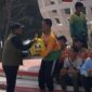 Raja Mustakim menyerahkan bantuan sembako ke salah satu petugas kebersihan. Foto: INIKEPRI.COM