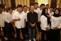 Wali Kota Batam Amsakar Achmad bersama mahasiswa baru Universitas Ibnu Sina (UIS) Batam dalam Kuliah Umum Angkatan 2026 di Swiss-Belhotel Harbour Bay. Foto: INIKEPRI.COM/Media Center Batam 
