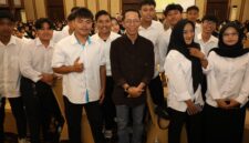 Wali Kota Batam Amsakar Achmad bersama mahasiswa baru Universitas Ibnu Sina (UIS) Batam dalam Kuliah Umum Angkatan 2026 di Swiss-Belhotel Harbour Bay. Foto: INIKEPRI.COM/Media Center Batam