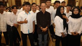 Wali Kota Batam Amsakar Achmad bersama mahasiswa baru Universitas Ibnu Sina (UIS) Batam dalam Kuliah Umum Angkatan 2026 di Swiss-Belhotel Harbour Bay. Foto: INIKEPRI.COM/Media Center Batam 