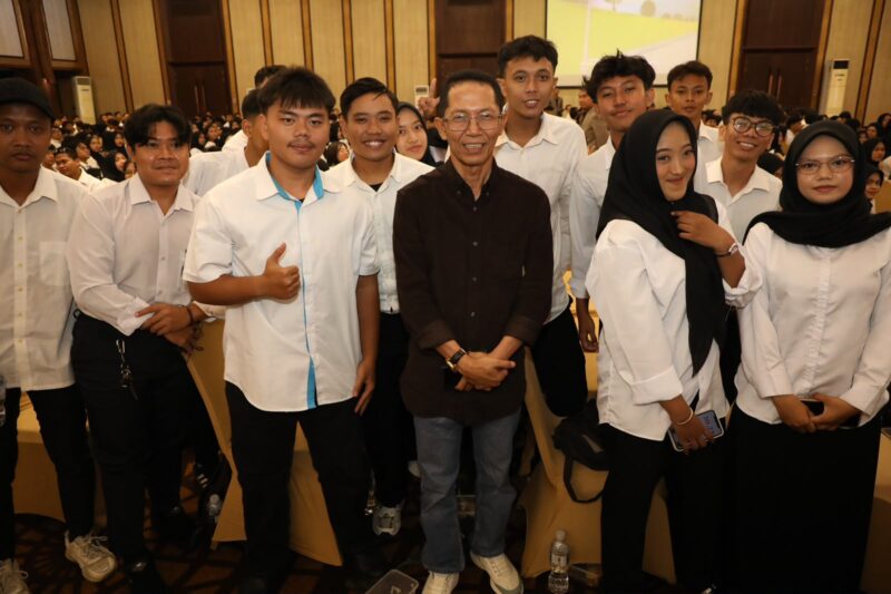 Wali Kota Batam Amsakar Achmad bersama mahasiswa baru Universitas Ibnu Sina (UIS) Batam dalam Kuliah Umum Angkatan 2026 di Swiss-Belhotel Harbour Bay. Foto: INIKEPRI.COM/Media Center Batam