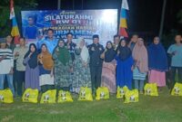 Raja Mustakim bersama warga. Foto: Istimewa