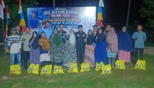 Raja Mustakim bersama warga. Foto: Istimewa