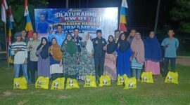 Raja Mustakim bersama warga. Foto: Istimewa 