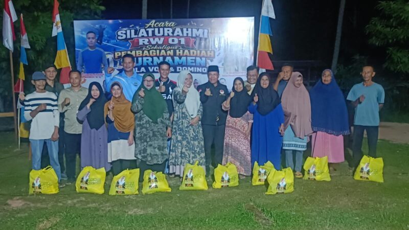 Raja Mustakim bersama warga. Foto: Istimewa