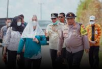 Bupati Natuna Cen Sui Lan saat meninjau karhutla beberapa waktu lalu. Foto: INIKEPRI.COM/Arsip