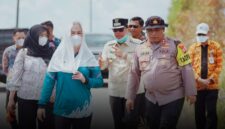 Bupati Natuna Cen Sui Lan saat meninjau karhutla beberapa waktu lalu. Foto: INIKEPRI.COM/Arsip