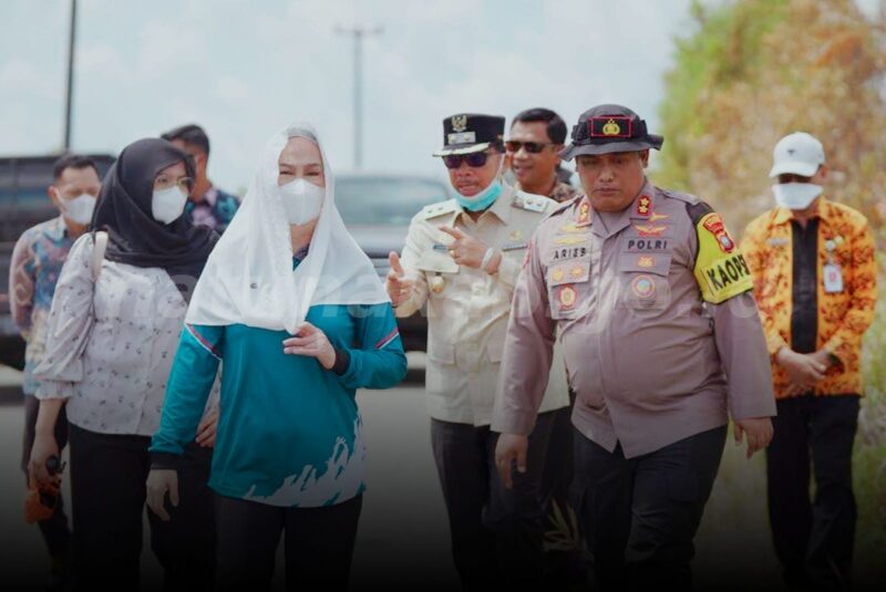 Bupati Natuna Cen Sui Lan saat meninjau karhutla beberapa waktu lalu. Foto: INIKEPRI.COM/Arsip