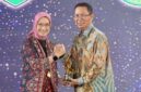 Menteri PANRB, Rini Widyantini, menyerahkan piala penghargaan kepada Wali Kota Batam, Amsakar Achmad, di Birawa Assembly Hall, Hotel Bidakara, Jakarta. Foto: INIKEPRI.COM/Media Center Batam