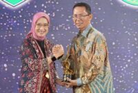 Menteri PANRB, Rini Widyantini, menyerahkan piala penghargaan kepada Wali Kota Batam, Amsakar Achmad, di Birawa Assembly Hall, Hotel Bidakara, Jakarta. Foto: INIKEPRI.COM/Media Center Batam 