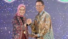Menteri PANRB, Rini Widyantini, menyerahkan piala penghargaan kepada Wali Kota Batam, Amsakar Achmad, di Birawa Assembly Hall, Hotel Bidakara, Jakarta. Foto: INIKEPRI.COM/Media Center Batam