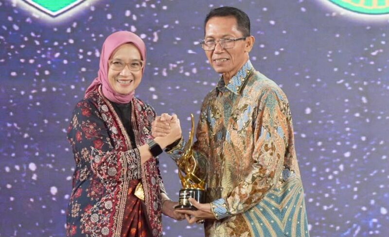 Menteri PANRB, Rini Widyantini, menyerahkan piala penghargaan kepada Wali Kota Batam, Amsakar Achmad, di Birawa Assembly Hall, Hotel Bidakara, Jakarta. Foto: INIKEPRI.COM/Media Center Batam