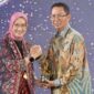 Menteri PANRB, Rini Widyantini, menyerahkan piala penghargaan kepada Wali Kota Batam, Amsakar Achmad, di Birawa Assembly Hall, Hotel Bidakara, Jakarta. Foto: INIKEPRI.COM/Media Center Batam 