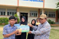 Organisasi Siswa Intra Sekolah (OSIS) SMAN 13 Batam menggalang dana untuk membantu masyarakat yang terdampak kebakaran hutan di sejumlah wilayah Indonesia. Foto: INIKEPRI.COM