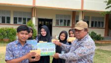 Organisasi Siswa Intra Sekolah (OSIS) SMAN 13 Batam menggalang dana untuk membantu masyarakat yang terdampak kebakaran hutan di sejumlah wilayah Indonesia. Foto: INIKEPRI.COM