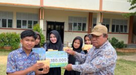 Organisasi Siswa Intra Sekolah (OSIS) SMAN 13 Batam menggalang dana untuk membantu masyarakat yang terdampak kebakaran hutan di sejumlah wilayah Indonesia. Foto: INIKEPRI.COM
