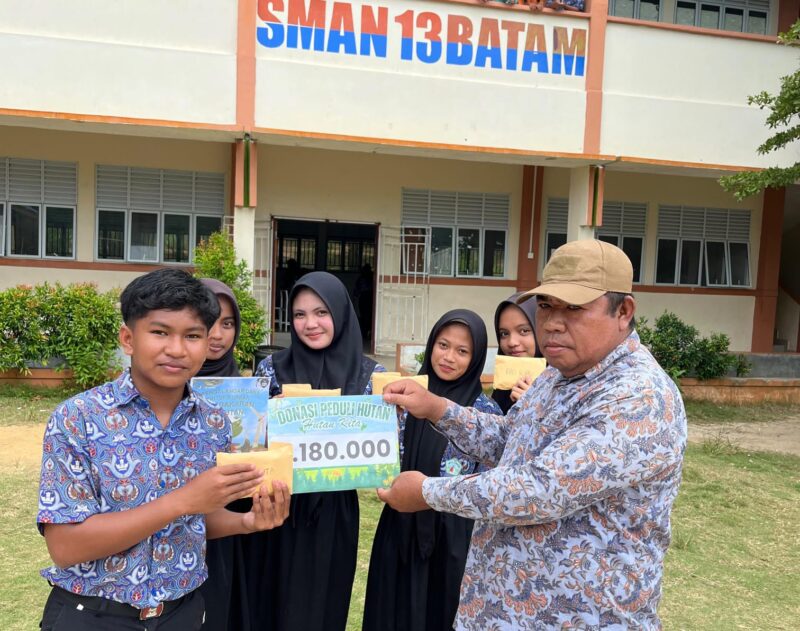 Organisasi Siswa Intra Sekolah (OSIS) SMAN 13 Batam menggalang dana untuk membantu masyarakat yang terdampak kebakaran hutan di sejumlah wilayah Indonesia. Foto: INIKEPRI.COM
