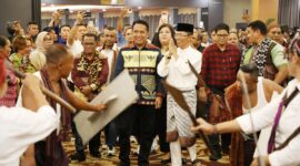 Wali Kota Batam Amsakar saat membuka Musyawarah Besar (Mubes) Perkumpulan Keluarga Besar Nusa Tenggara Timur (PK NTT) Kota Batam di Golden View Hotel. Foto: INIKEPRI.COM/Media Center Batam 