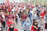 Wali Kota Batam, Amsakar Achmad, melepas peserta sekaligus ikut Senam Sehat dan Jalan Santai Batu Ampar 2026 yang dirangkaikan dengan Senam Sehat dalam rangka memeriahkan Hari Ulang Tahun (HUT) ke-81 Kemerdekaan Republik Indonesia tingkat Kecamatan Batu Ampar. Foto: INIKEPRI.COM/Media Center Batam 