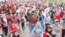 Wali Kota Batam, Amsakar Achmad, melepas peserta sekaligus ikut Senam Sehat dan Jalan Santai Batu Ampar 2026 yang dirangkaikan dengan Senam Sehat dalam rangka memeriahkan Hari Ulang Tahun (HUT) ke-81 Kemerdekaan Republik Indonesia tingkat Kecamatan Batu Ampar. Foto: INIKEPRI.COM/Media Center Batam