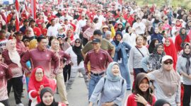 Wali Kota Batam, Amsakar Achmad, melepas peserta sekaligus ikut Senam Sehat dan Jalan Santai Batu Ampar 2026 yang dirangkaikan dengan Senam Sehat dalam rangka memeriahkan Hari Ulang Tahun (HUT) ke-81 Kemerdekaan Republik Indonesia tingkat Kecamatan Batu Ampar. Foto: INIKEPRI.COM/Media Center Batam 