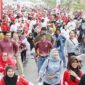 Wali Kota Batam, Amsakar Achmad, melepas peserta sekaligus ikut Senam Sehat dan Jalan Santai Batu Ampar 2026 yang dirangkaikan dengan Senam Sehat dalam rangka memeriahkan Hari Ulang Tahun (HUT) ke-81 Kemerdekaan Republik Indonesia tingkat Kecamatan Batu Ampar. Foto: INIKEPRI.COM/Media Center Batam 