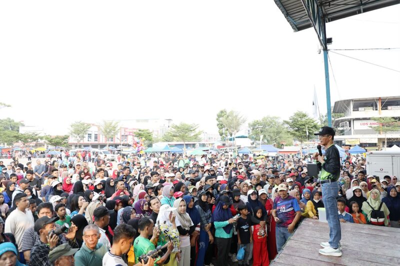 Wali Kota Batam, Amsakar Achmad, saat menghadiri KAHMI Forever Jalan Sehat (KFJS) yang digelar di Lapangan SP Plaza. Foto: INIKEPRI.COM/Media Center Batam
