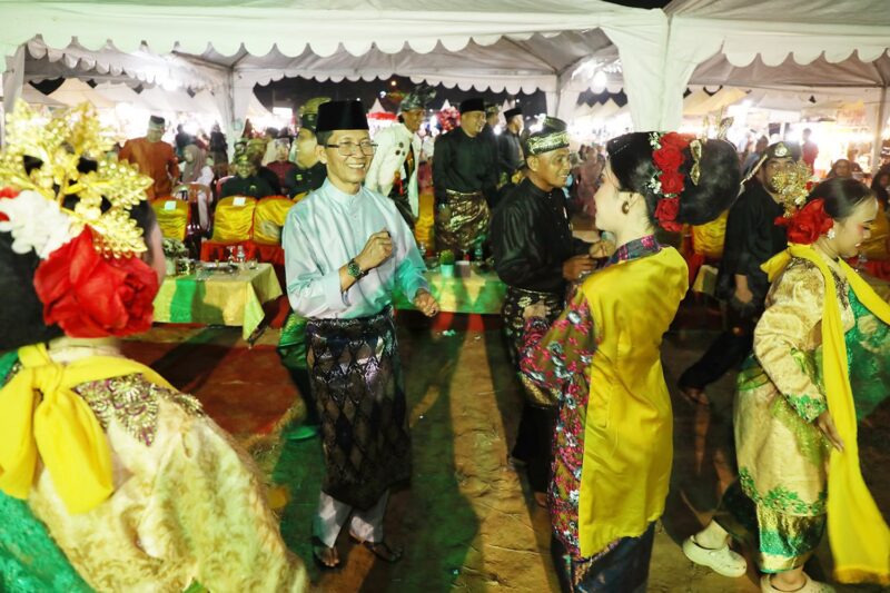 Wali Kota Batam Amsakar saat menghadiri penutupan Sembang Budaye Lembaga Adat Melayu (LAM) enam kecamatan wilayah timur di Lapangan Bola Legenda Malaka, Kelurahan Baloi Permai, Kecamatan Batam Kota. Foto: INIKEPRI.COM/Media Center Batam