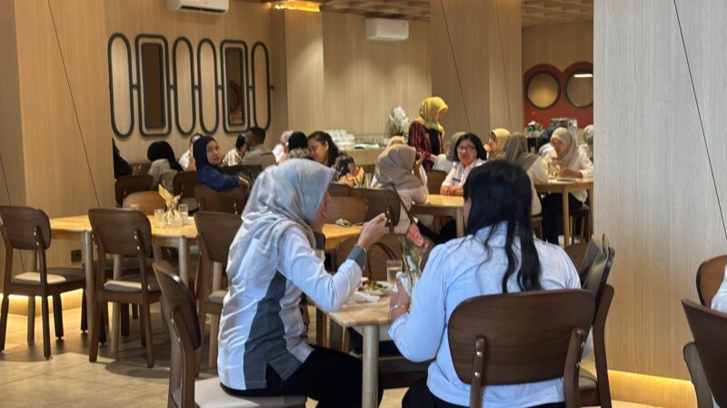 Suasana di 1.1° Dining & Lounge, MaxOne Batam Hotel. Foto: INIKEPRI.COM