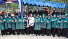 Penyerahan bantuan berlangsung di Kecamatan Sagulung, Senin (14/9/2026), dan dihadiri Wali Kota Batam Amsakar Achmad, Ketua TP-PKK Kota Batam Erlita Amsakar, serta Kepala Dinas Perikanan Kota Batam Yudi Atmajianto. Foto: INIKEPRI.COM/Media Center Batam 