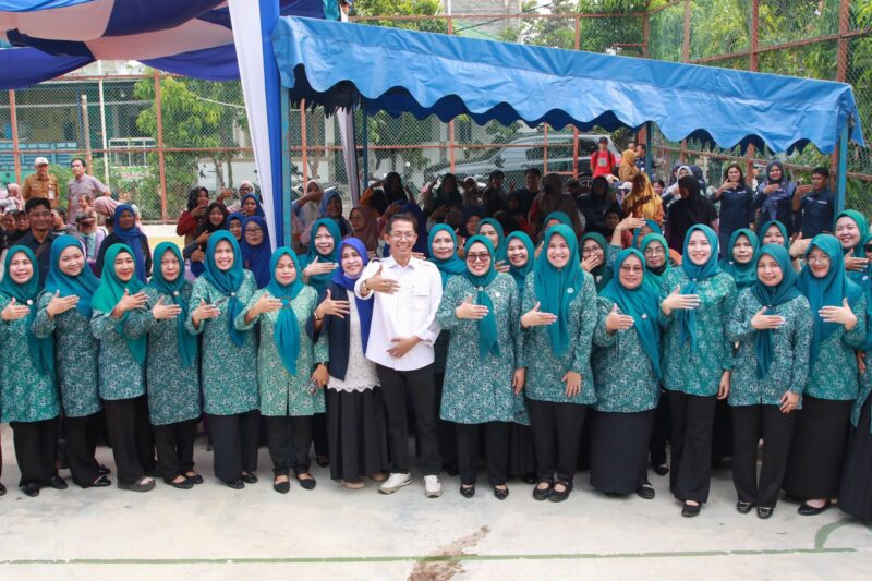 Penyerahan bantuan berlangsung di Kecamatan Sagulung, Senin (14/9/2026), dan dihadiri Wali Kota Batam Amsakar Achmad, Ketua TP-PKK Kota Batam Erlita Amsakar, serta Kepala Dinas Perikanan Kota Batam Yudi Atmajianto. Foto: INIKEPRI.COM/Media Center Batam 