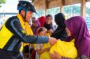 Founder KPDN Raja Mustakim menyerahkan bantuan kepada masyarakat Desa Sungai Ulu. Foto: Istimewa 