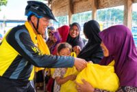 Founder KPDN Raja Mustakim menyerahkan bantuan kepada masyarakat Desa Sungai Ulu. Foto: Istimewa 