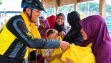 Founder KPDN Raja Mustakim menyerahkan bantuan kepada masyarakat Desa Sungai Ulu. Foto: Istimewa 