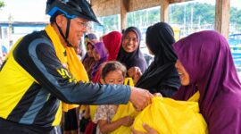 Founder KPDN Raja Mustakim menyerahkan bantuan kepada masyarakat Desa Sungai Ulu. Foto: Istimewa 