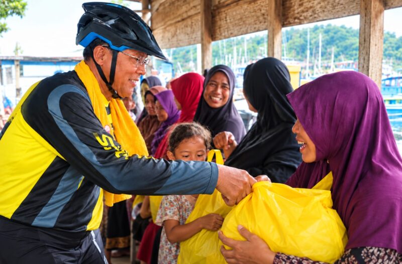 Founder KPDN Raja Mustakim menyerahkan bantuan kepada masyarakat Desa Sungai Ulu. Foto: Istimewa