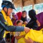 Founder KPDN Raja Mustakim menyerahkan bantuan kepada masyarakat Desa Sungai Ulu. Foto: Istimewa 