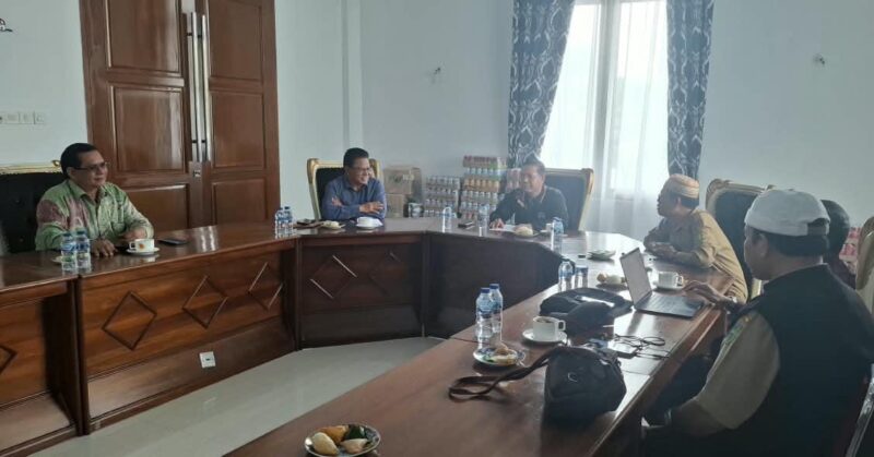 Keterangan Foto:Tim peneliti Archipelago Natuna Research Center (ANRC) menggelar diskusi membahas kemiskinan ekstrem dan ketidakadilan bagi hasil Migas di Natuna, di Rumah Dinas Bupati Natuna, Senin (14/9/2026). Foto: INIKEPRI.COM