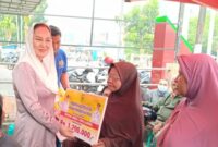 Bantuan sosial tahap II tahun 2026 tersebut diserahkan secara simbolis oleh Bupati Natuna Cen Sui Lan di Kantor Pos Ranai. Foto: Istimewa 