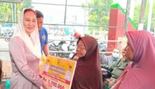 Bantuan sosial tahap II tahun 2026 tersebut diserahkan secara simbolis oleh Bupati Natuna Cen Sui Lan di Kantor Pos Ranai. Foto: Istimewa