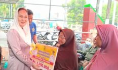 Bupati Cen Sui Lan Salurkan Bansos Rp1,2 Juta, Lansia Natuna Diingatkan Bijak Menggunakan Uang