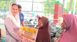 Bantuan sosial tahap II tahun 2026 tersebut diserahkan secara simbolis oleh Bupati Natuna Cen Sui Lan di Kantor Pos Ranai. Foto: Istimewa 
