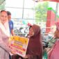 Bantuan sosial tahap II tahun 2026 tersebut diserahkan secara simbolis oleh Bupati Natuna Cen Sui Lan di Kantor Pos Ranai. Foto: Istimewa 