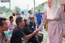 Bupati Natuna Cen Sui Lan saat menyerahkan bantuan sosial bagi masyarakat miskin ekstrem dan lanjut usia (lansia) tahap II di Kantor Pos Ranai. Foto: INIKEPRI.COM