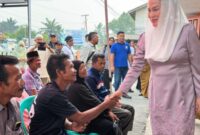 Bupati Natuna Cen Sui Lan saat menyerahkan bantuan sosial bagi masyarakat miskin ekstrem dan lanjut usia (lansia) tahap II di Kantor Pos Ranai. Foto: INIKEPRI.COM
