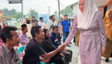 Bupati Natuna Cen Sui Lan saat menyerahkan bantuan sosial bagi masyarakat miskin ekstrem dan lanjut usia (lansia) tahap II di Kantor Pos Ranai. Foto: INIKEPRI.COM
