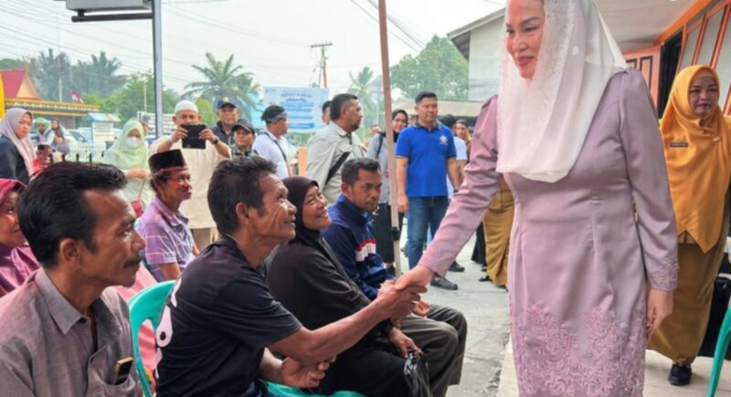 Bupati Natuna Cen Sui Lan saat menyerahkan bantuan sosial bagi masyarakat miskin ekstrem dan lanjut usia (lansia) tahap II di Kantor Pos Ranai. Foto: INIKEPRI.COM