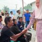 Bupati Natuna Cen Sui Lan saat menyerahkan bantuan sosial bagi masyarakat miskin ekstrem dan lanjut usia (lansia) tahap II di Kantor Pos Ranai. Foto: INIKEPRI.COM